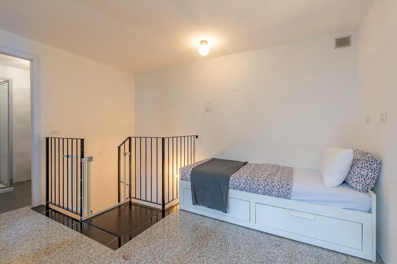 Apartment Ferienwohnung Moderno Loft A Due Passi Dal Lago Torno Italien